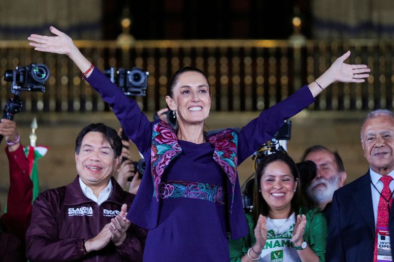 © Reuters. Presidential candidate of the ruling Morena party Claudia Sheinbaum, gestures while addressing her supporters after winning the presidential election, at Zocalo Square in Mexico City, Mexico June 3, 2024. REUTERS/Alexandre Meneghini