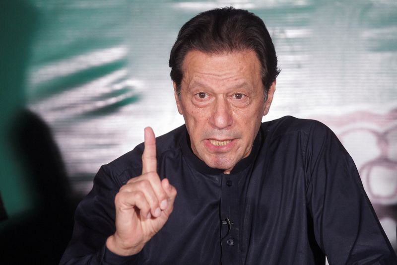 © Reuters. FILE PHOTO: Pakistan's former Prime Minister Imran Khan, gestures as he speaks to the members of the media at his residence in Lahore, Pakistan May 18, 2023. REUTERS/Mohsin Raza/File Photo