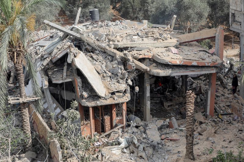 &copy; Reuters. Una donna palestinese si trova accanto a una casa colpita da un attacco israeliano, nel corso del conflitto in corso tra Israele e Hamas, nella Striscia di Gaza centrale, 3 giugno 2024. REUTERS/Ramadan Abed