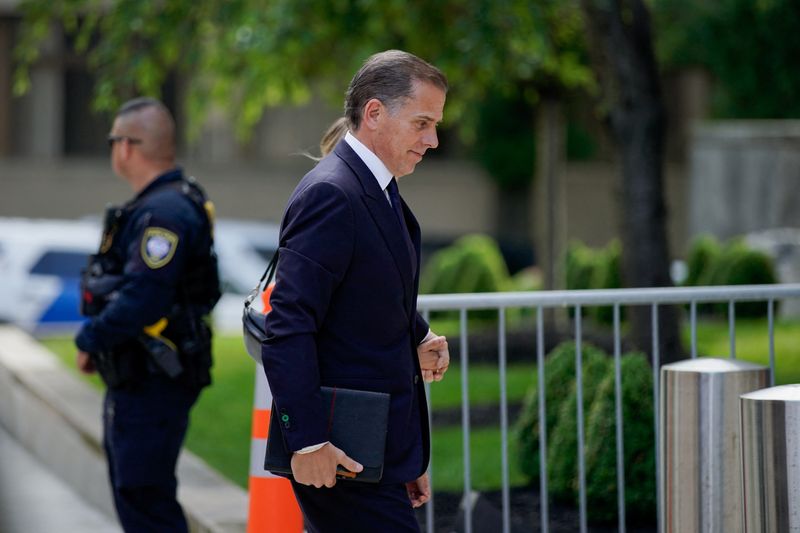 © Reuters. Hunter Biden, son of U.S. President Joe Biden, walks at the federal court during the opening day of his trial on criminal gun charges in Wilmington, Delaware, U.S., June 3, 2024. REUTERS/Eduardo Munoz