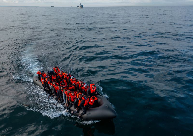 © Reuters. Bote inflável transporta imigrantes em direção à Inglaterra
04/05/2024 REUTERS/Chris J. Ratcliffe
