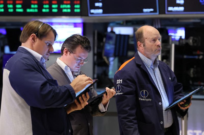 © Reuters. Traders work on the floor at the New York Stock Exchange (NYSE) in New York City, U.S., June 3, 2024.  REUTERS/Brendan McDermid