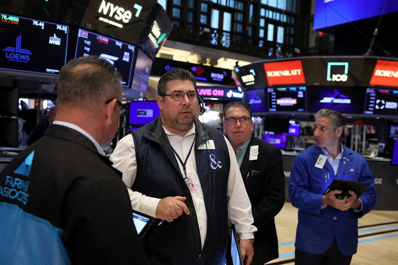 © Reuters. Traders and floor officials react to technical issues on the floor at the New York Stock Exchange (NYSE) in New York City, U.S., June 3, 2024.  REUTERS/Brendan McDermid