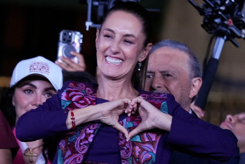 © Reuters. Presidential candidate of the ruling Morena party Claudia Sheinbaum, gestures to her supporters after winning the presidential election, at Zocalo Square in Mexico City, Mexico June 3, 2024. REUTERS/Alexandre Meneghini