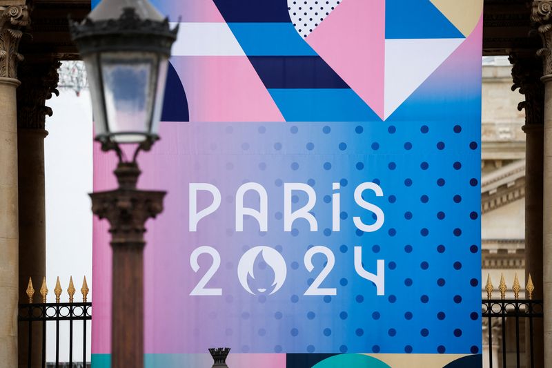 &copy; Reuters. Logotipo dos Jogos Olímpicos e Paralímpicos de Paris 2024 em frente à Assembleia Nacional em Paris, Françan02/05/2024nREUTERS/Benoit Tessier