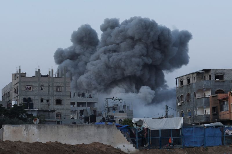 &copy; Reuters. Ataque aéreo israelense no centro da Faixa de Gazan03/06/2024nREUTERS/Ramadan Abed