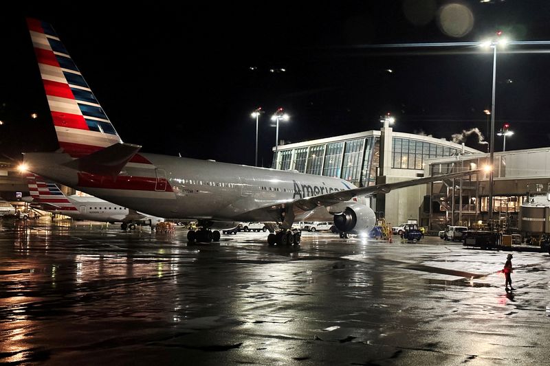 © Reuters. FILE PHOTO: An American Airlines plane sits at a gate at Logan Airport ahead of the July 4th holiday in Boston, Massachusetts, U.S., June 28, 2023. REUTERS/Brian Snyder/File Photo