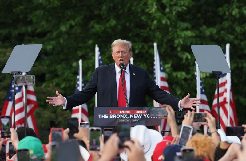 © Reuters. Former U.S. President and Republican presidential candidate Donald Trump holds a campaign rally at Crotona Park in the Bronx borough of New York City, U.S., May 23, 2024.  REUTERS/Brendan McDermid/File Photo