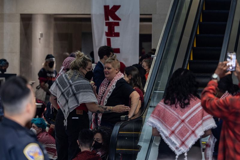 &copy; Reuters. Pro-Palestinian protesters occupy the building lobby of the Israeli consulate, calling for a ceasefire in Gaza amid the ongoing conflict between Israel and Hamas, in downtown San Francisco, California, U.S., June 3, 2024. REUTERS/Carlos Barria