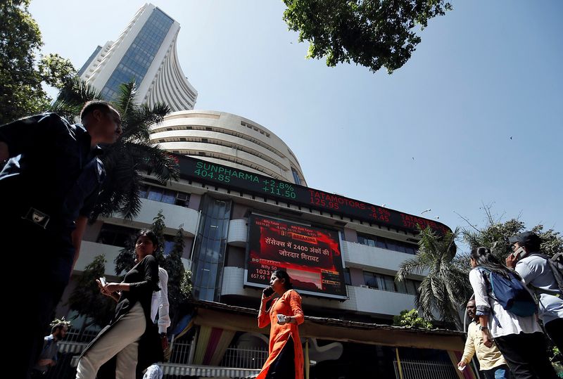 © Reuters. FILE PHOTO: People walk past the Bombay Stock Exchange (BSE) building in Mumbai, India, March 9, 2020. REUTERS/Francis Mascarenhas/File Photo