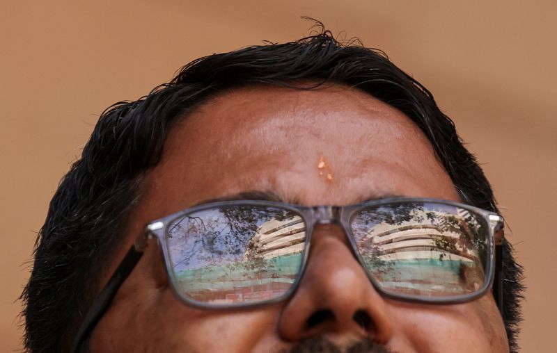 © Reuters. A man watches results for India's general elections on a screen outside the Bombay Stock Exchange (BSE) in Mumbai, India, June 4, 2024. REUTERS/Francis Mascarenhas