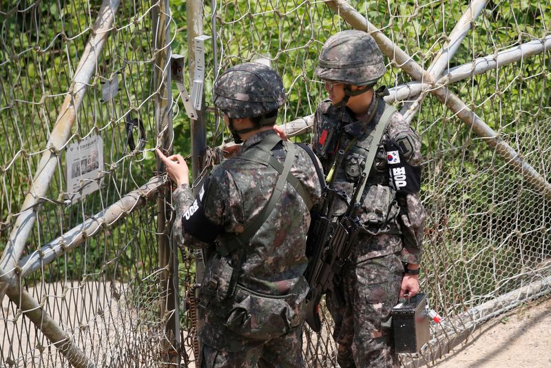 © Reuters. FILE PHOTO: South Korean soldiers lock a gate at a guard post near the the demilitarized zone (DMZ) separating the two Koreas, in Paju, South Korea, June 17, 2020. REUTERS/Kim Hong-Ji