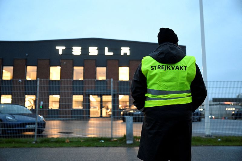 &copy; Reuters. FILE PHOTO: Emma Hansson, chairman of IF Metall Stockholms lan, stands on strike outside Tesla's Service Center in Segeltorp, as workshop workers at the electric car company Tesla have gone on strike demanding that the company sign a collective agreement,