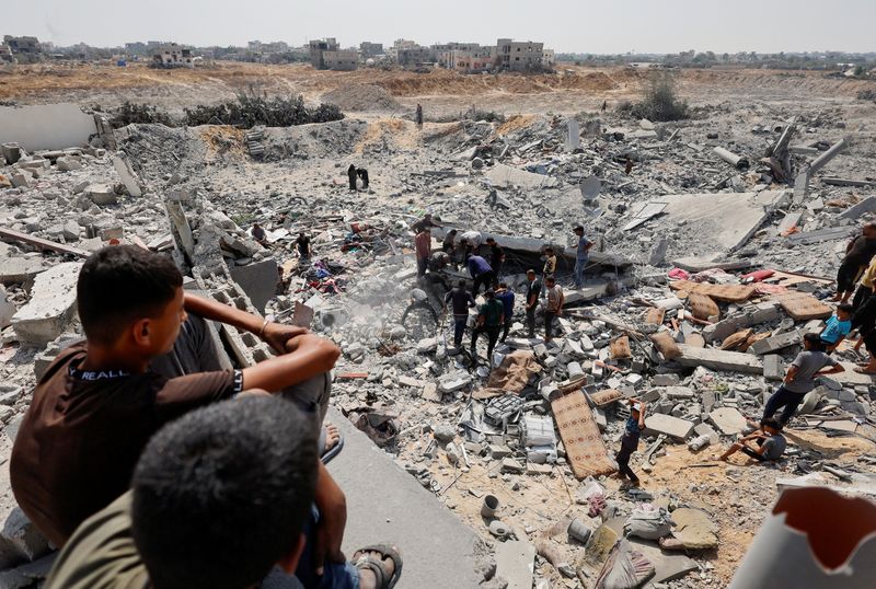 &copy; Reuters. Palestinesi ispezionano il sito di un attacco israeliano a una casa nel corso del conflitto in corso tra Israele e Hamas, a Khan Younis, nel sud della Striscia di Gaza, il 3 giugno 2024. REUTERS/Mohammed Salem