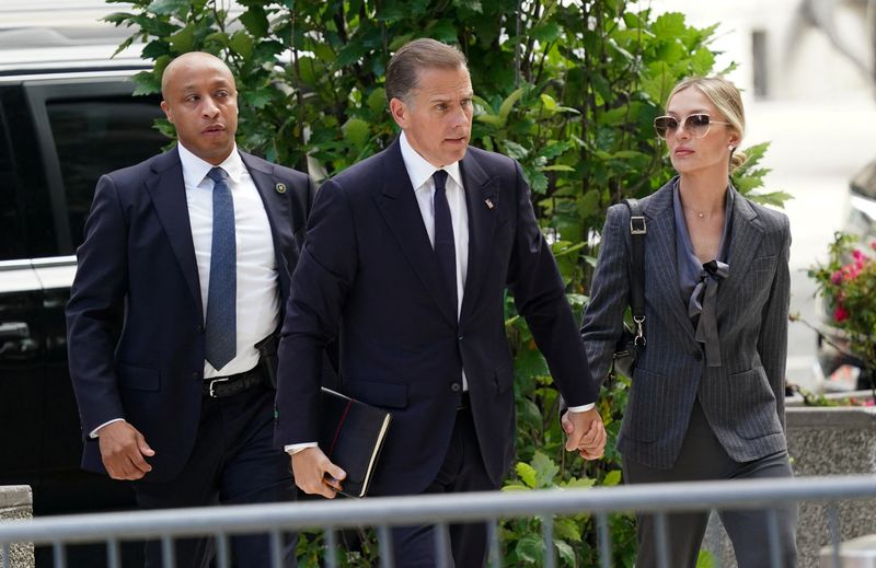 &copy; Reuters. Hunter Biden, son of U.S. President Joe Biden, arrives at the federal court with his wife Melissa Cohen Biden, on the opening day of his trial on criminal gun charges in Wilmington, Delaware, U.S., June 3, 2024. REUTERS/Kevin Lamarque/ File Photo