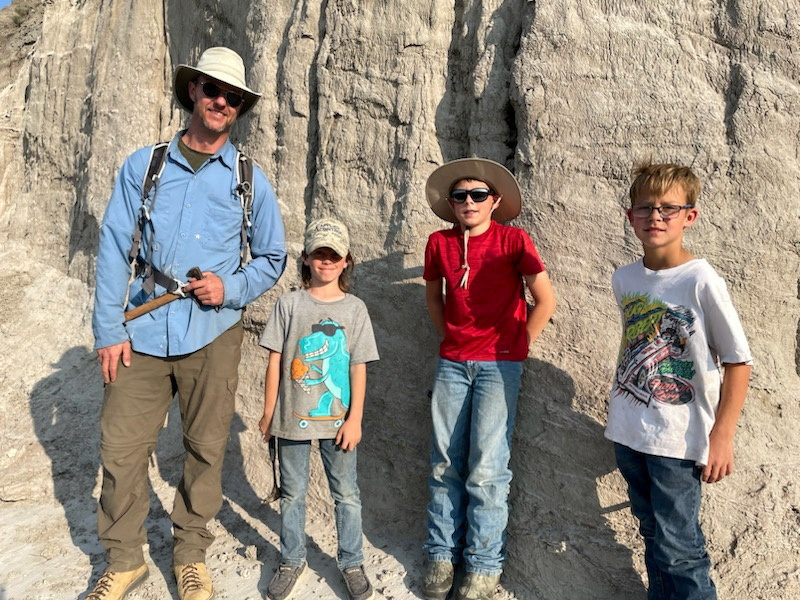 &copy; Reuters. Paleontologist Tyler Lyson and a three of young fossil finders ? Liam Fisher, Jessin Fisher and Kaiden Madsen - who came across the remains of a juvenile Tyrannosaurus rex while out looking for fossils with Sam Fisher, the father of two of the children, i
