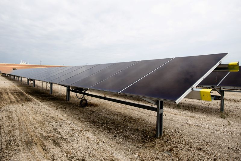 © Reuters. A solar field is seen on site at First Solar in Perrysburg, Ohio July 8, 2022. REUTERS/Megan Jelinger