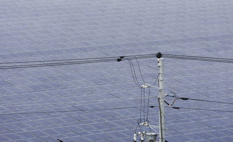&copy; Reuters. Linha de energia em frente a painéis de geração solar em Kawasakin13/06/2012nREUTERS/Toru Hanai 