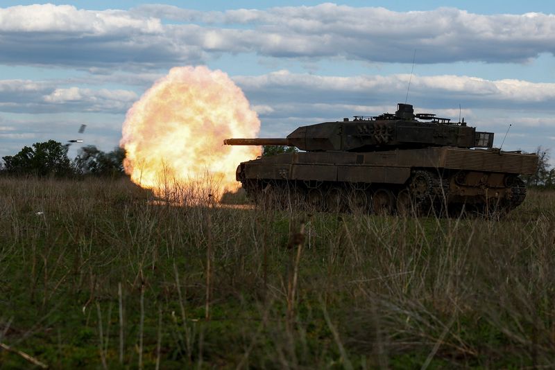 © Reuters. Ukrainian servicemen of the 21st Separate Mechanized Brigade fire a Leopard 2A6 tank during a military exercise, amid Russia's attack on Ukraine, near a front line in Donetsk region, Ukraine May 12, 2024. REUTERS/Valentyn Ogirenko/ File Photo