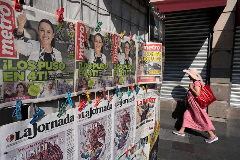 &copy; Reuters. A woman walks past newspapers displaying the victory of the presidential candidate of the ruling Morena party Claudia Sheinbaum, a day after the general election, in Mexico City, Mexico June 3, 2024. REUTERS/Alexandre Meneghini/ File Photo