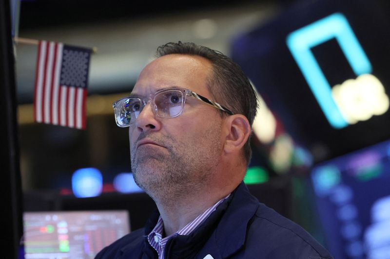 © Reuters. A specialist trader works at his post on the floor at the New York Stock Exchange (NYSE) in New York City, U.S., June 3, 2024.  REUTERS/Brendan McDermid