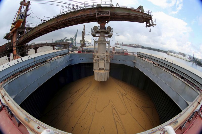 &copy; Reuters. Navio é carregado com soja no porto de Santosn19/05/2015nREUTERS/Paulo Whitaker