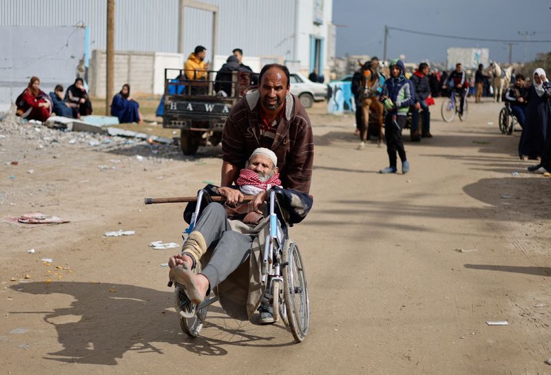 &copy; Reuters. Palestinos chegam a Rafah após serem retirados do hospital Nasser em Khan Younisn15/02/2024nREUTERS/Mohammed Salem