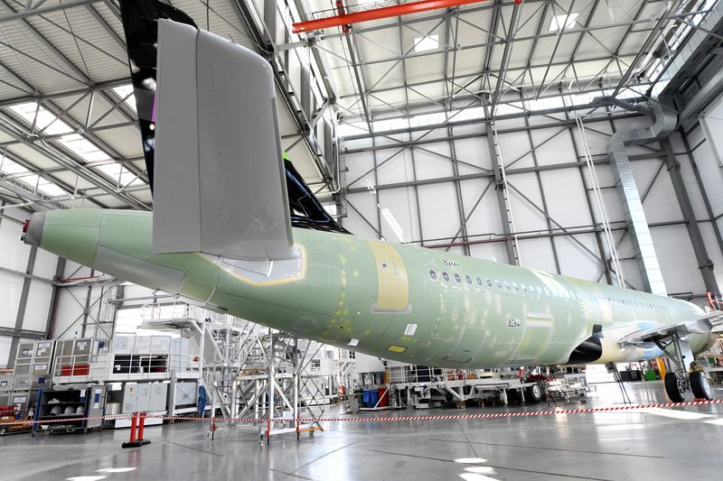 © Reuters. FILE PHOTO: General view of the A320 production line at the Airbus plant in Hamburg, Germany, June 14, 2018. REUTERS/Fabian Bimmer/File Photo