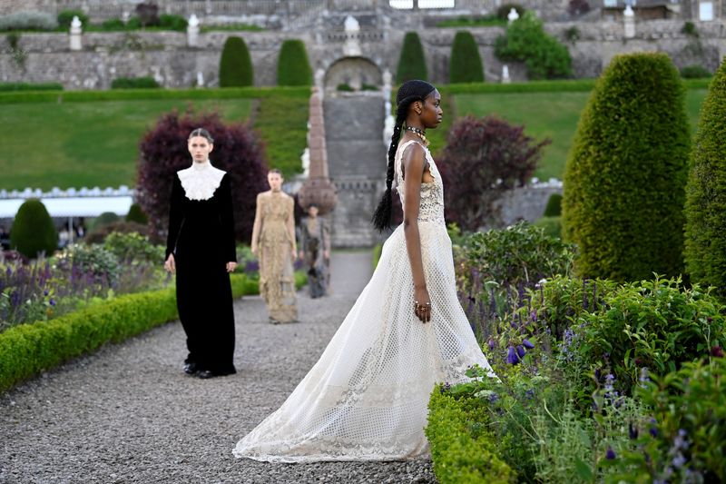 &copy; Reuters. Desfile da Christian Dior no castelo Drummond em Perthshire, Escócian03/06/2024nREUTERS/Lesley Martin