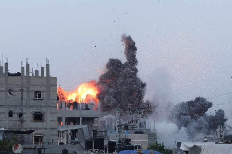 © Reuters. FILE PHOTO: Smoke and flames rise during an Israeli air strike in central Gaza Strip, June 3, 2024. REUTERS/Ramadan Abed/File Photo  