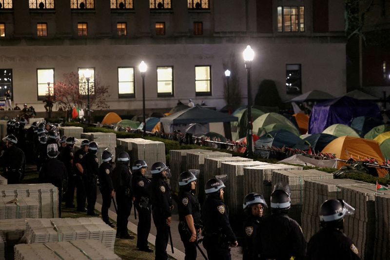 © Reuters. FILE PHOTO: Police stand guard near an encampment of protesters supporting Palestinians on the grounds of Columbia University, during the ongoing conflict between Israel and the Palestinian Islamist group Hamas, in New York City, U.S., April 30, 2024. REUTERS/Caitlin Ochs//File Photo