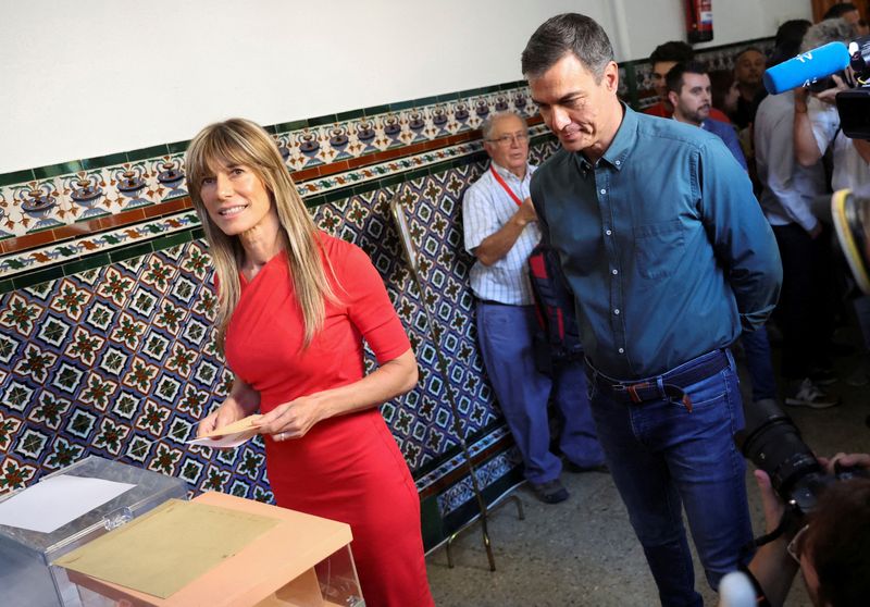 &copy; Reuters. Pedro Sánchez e sua mulher, Begoña Gómez, votam nas eleições gerais, em Madrin23/07/2023nREUTERS/Nacho Doce