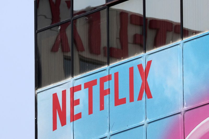 © Reuters. FILE PHOTO: The Netflix logo is seen on their office in Hollywood, Los Angeles, California, U.S. July 16, 2018. REUTERS/Lucy Nicholson/File Photo