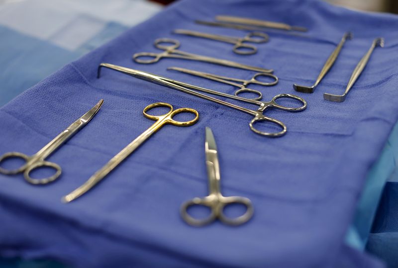 © Reuters. FILE PHOTO: Surgical instruments are shown May 15, 2015.  REUTERS/Mike Blake/File Photo