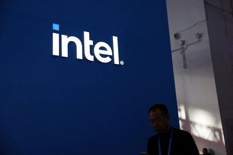 © Reuters. FILE PHOTO: A man walks past the Intel logo at its booth during the first China International Supply Chain Expo (CISCE) in Beijing, China November 28, 2023. REUTERS/Florence Lo/File Photo/File Photo