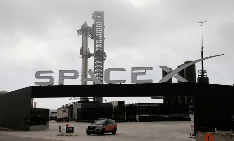 © Reuters. FILE PHOTO: SpaceX's next-generation Starship spacecraft atop its powerful Super Heavy rocket is prepared for a third launch from the company's Boca Chica launchpad on an uncrewed test flight, near Brownsville, Texas, U.S. March 13, 2024. REUTERS/Joe Skipper/File Photo