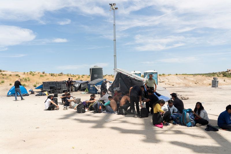 © Reuters. Asylum-seeking migrants wait to be transported, at a temporary staging area, after U.S. President Joe Biden announced a sweeping border security enforcement effort, in Jacumba Hot Springs, California, U.S. June 4, 2024.  REUTERS/Go Nakamura