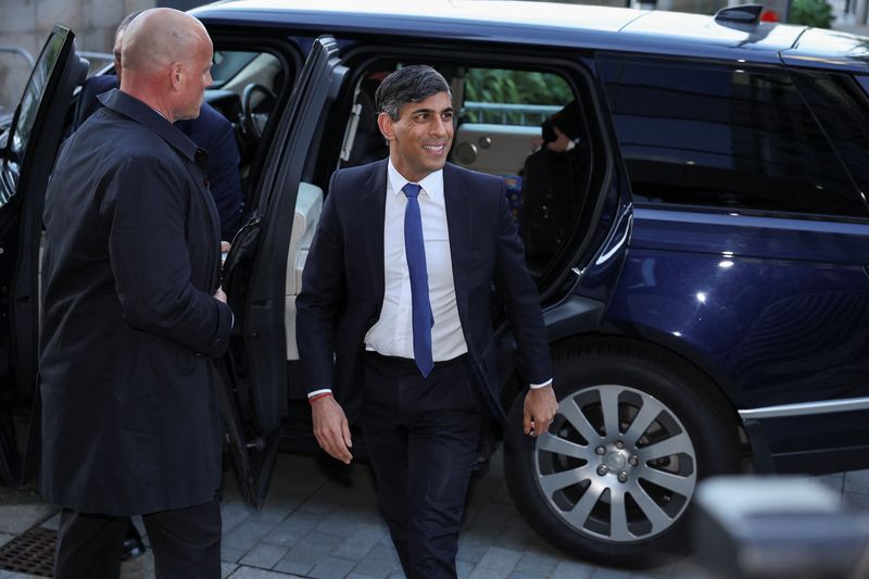 © Reuters. British Prime Minister Rishi Sunak arrives for the first pre-election leaders debate, leading up to the general election, in Manchester, Britain, June 4, 2024. REUTERS/Phil Noble