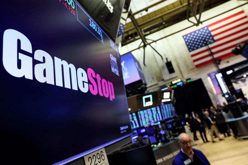 © Reuters. FILE PHOTO: A screen displays the logo and trading information for GameStop on the floor of the New York Stock Exchange (NYSE) in New York City, U.S., March 29, 2022.  REUTERS/Brendan McDermid/File Photo