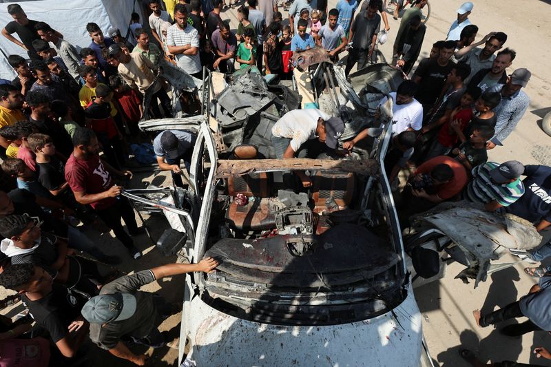 © Reuters. Palestinians inspect a vehicle hit in an Israeli strike, amid Israel-Hamas conflict, in Deir Al-Balah in the central Gaza Strip, June 4, 2024. REUTERS/Ramadan Abed