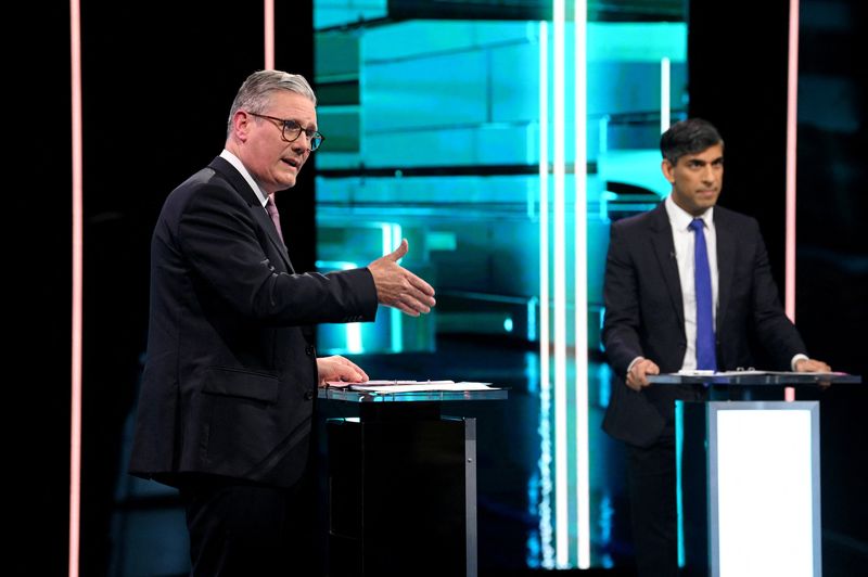 © Reuters. Labour Party leader Keir Starmer and Conservative Party leader and Prime Minister Rishi Sunak debate, as ITV hosts the first head-to-head debate of the General Election, in Manchester, Britain, June 4, 2024 in this handout image. Jonathan Hordle/ITV/Handout via REUTERS   