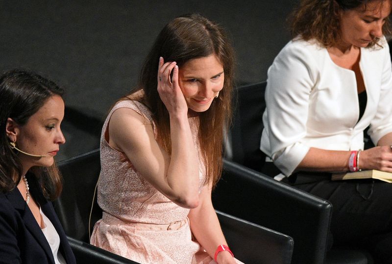 © Reuters. FILE PHOTO: Amanda Knox, who has returned to Italy for the first time since being cleared of the murder of British student Meredith Kercher, attends the Criminal Justice Festival in Modena, Italy June 15, 2019. REUTERS/Guglielmo Mangiapane/File Photo