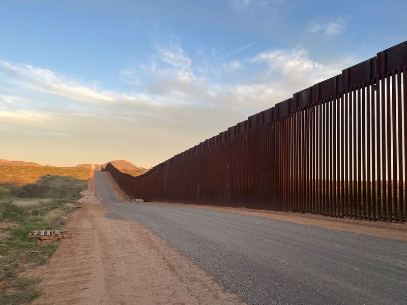 © Reuters. FILE PHOTO: A view of the U.S. border wall that stretches along the border with Mexico, during a visit to the area by a humanitarian aid volunteer with Tucson Samaritans, near Sasabe, Arizona, U.S., April 14, 2024. REUTERS/Ted Hesson/File Photo