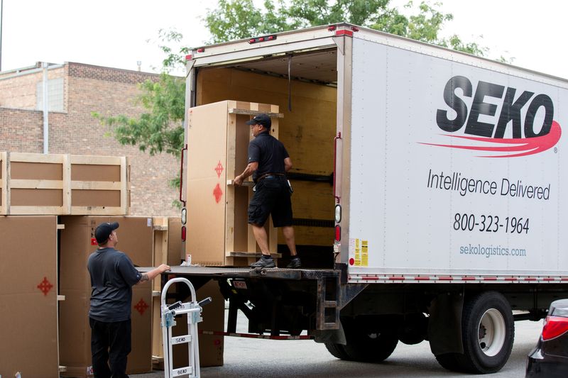 &copy; Reuters. FILE PHOTO: SEKO Logistics employees deliver a package in Chicago, Ilinois, U.S., August 7, 2017.  SEKO Logistics/Handout via REUTERS/File Photo