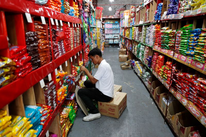 &copy; Reuters. FILE PHOTO: A worker sorts grocery items at a supermarket in Las Pinas, Metro Manila, Philippines July 5, 2018. REUTERS/Erik De Castro/File Photo