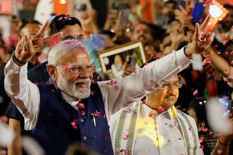 © Reuters. Indian Prime Minister Narendra Modi gestures as he arrives at Bharatiya Janata Party (BJP) headquarters in New Delhi, India, June 4, 2024. REUTERS/Adnan Abidi