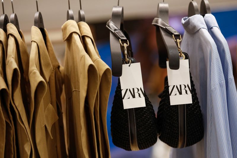© Reuters. FILE PHOTO: The Zara clothing store logo is seen on a tag at the store after fashion giant Inditex resumed its operations in Venezuela under a franchise agreement, in Caracas, Venezuela April 25, 2024. REUTERS/Leonardo Fernandez Viloria/ file photo