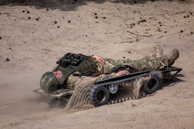 © Reuters. An ELECTROStretcher remote-controlled medical evacuation vehicle carries a soldier during a presentation by Ukrainian manufacturers, amid Russia's attack on Ukraine, at an undisclosed location outside Kyiv, Ukraine, May 28, 2024.  REUTERS/Thomas Peter