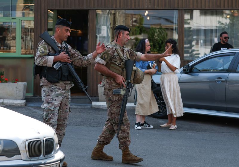 © Reuters. Lebanese army soldiers gesture as they secure the area near the U.S. embassy in Awkar, Lebanon June 5, 2024. REUTERS/Mohamed Azakir