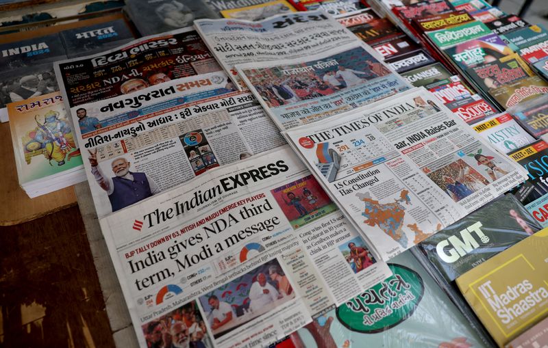 © Reuters. Newspapers are displayed at a roadside stall following the results of India's general election, in Ahmedabad, India, June 5, 2024. REUTERS/Amit Dave